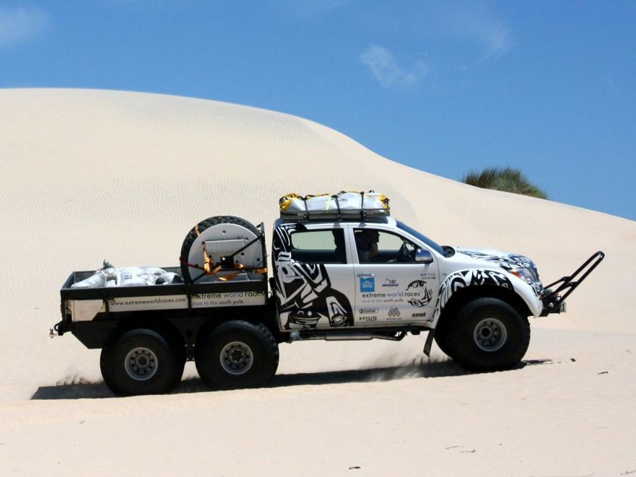  Toyota Hilux AT44 6x6 Arctic Trucks 2010 года  (фото 2 из 7)